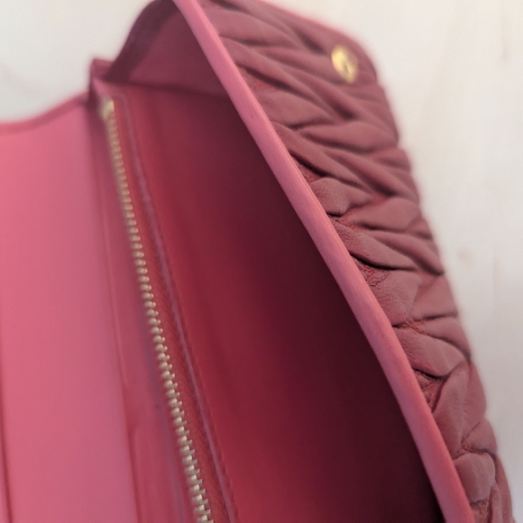 Miu Miu Red Quilted Leather Wallet - Picture 7 of 12